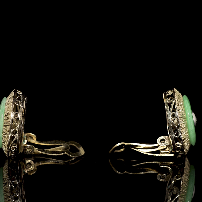 Pendientes oro amarillo con jadeíta y brillante central, pps. s.XX