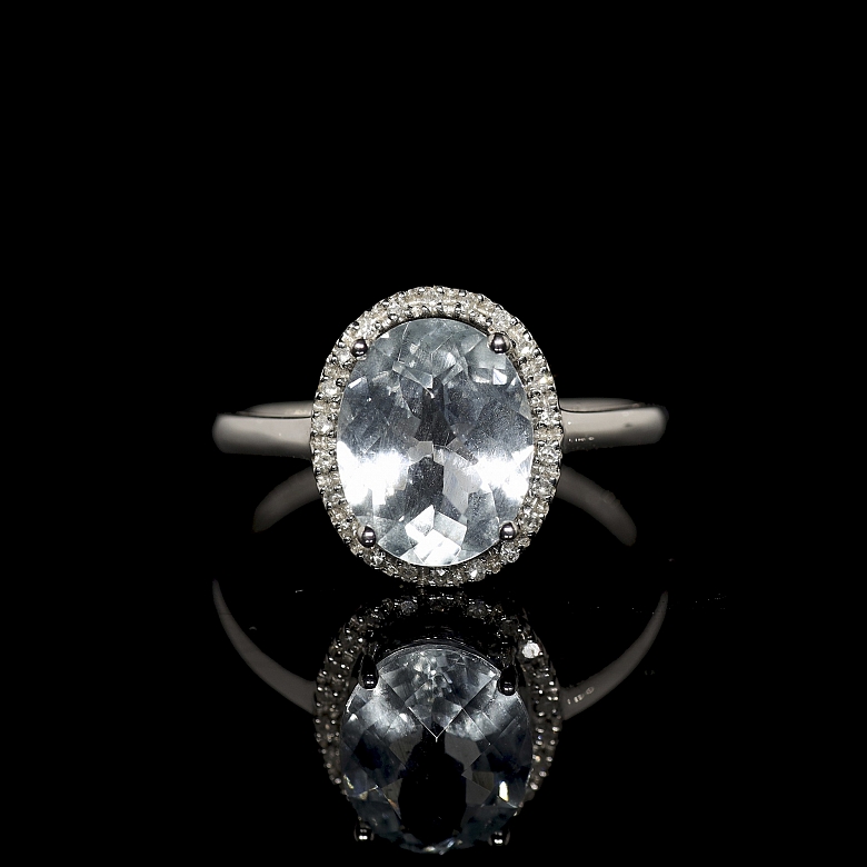 Anillo con aguamarina y diamantes en oro blanco de 18k