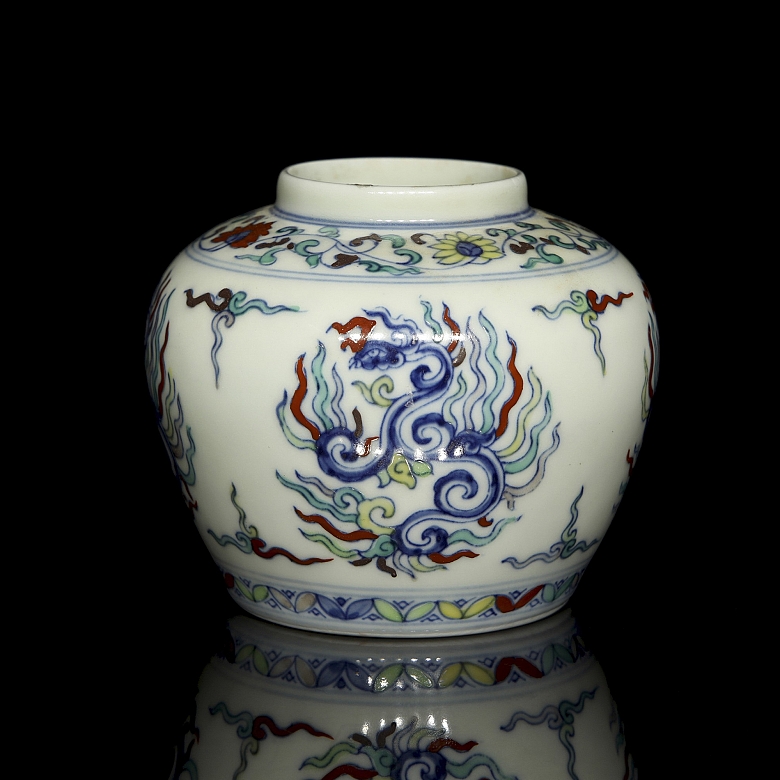 Small polychrome porcelain jar ‘Phoenix’, marked Tianqi