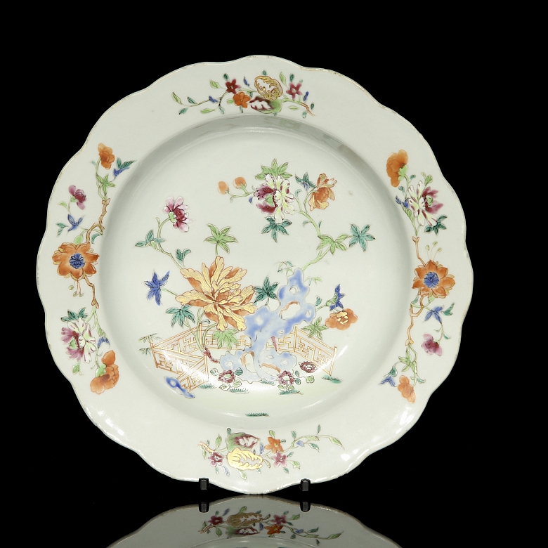 Pink family ‘Flowers and rocaille’ porcelain dish, Qing dynasty