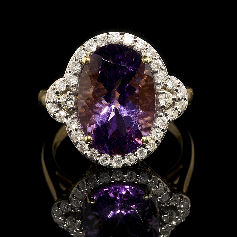 Anillo con amatista y diamantes en oro amarillo de 18K