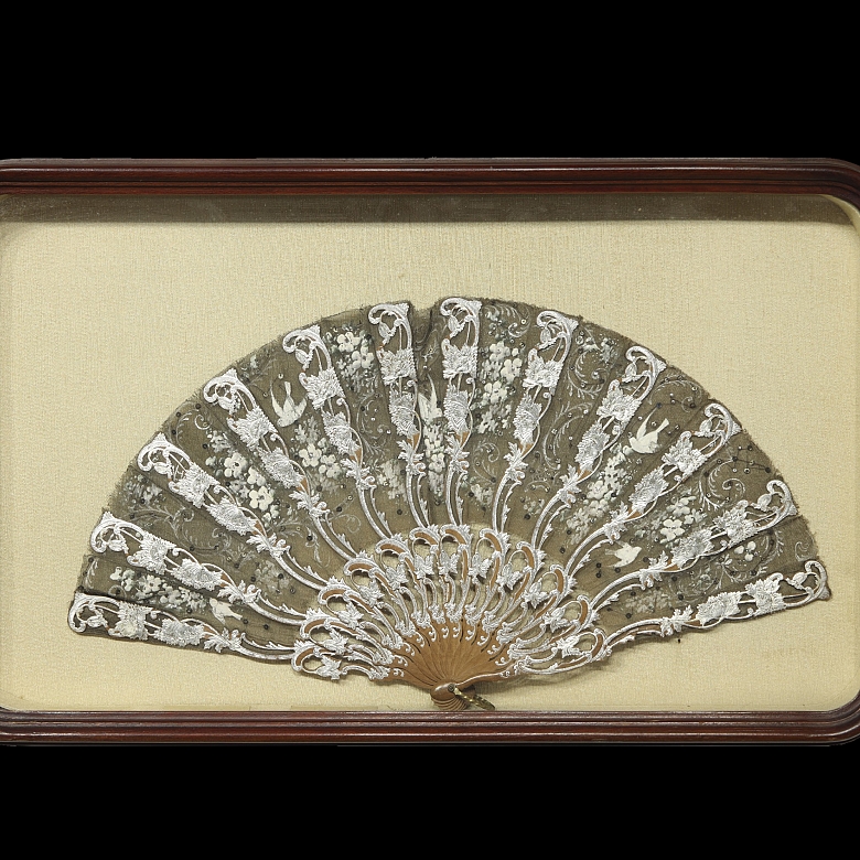 Abanico con varillaje de madera y abaniquera, s.XX