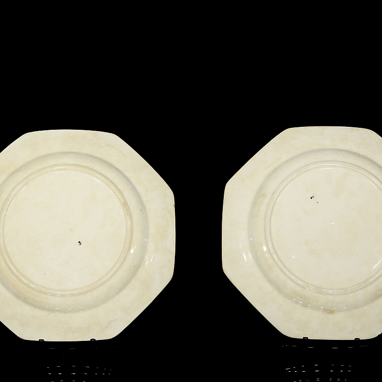 Dos platos de cerámica esmaltada