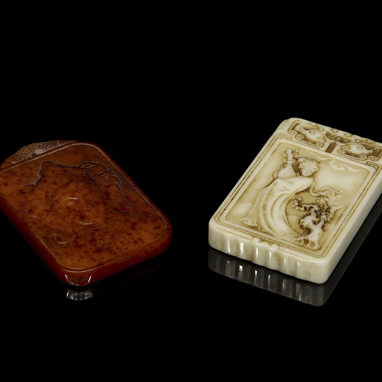 Pareja de placas de piedra tallada