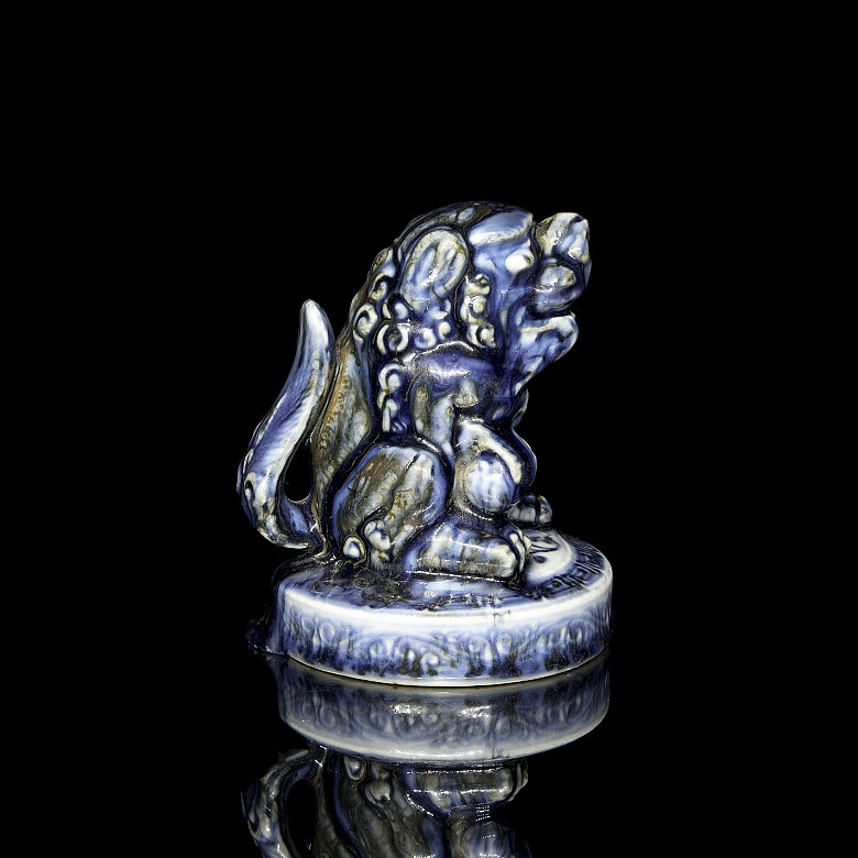 Figura de porcelana azul y blanca 