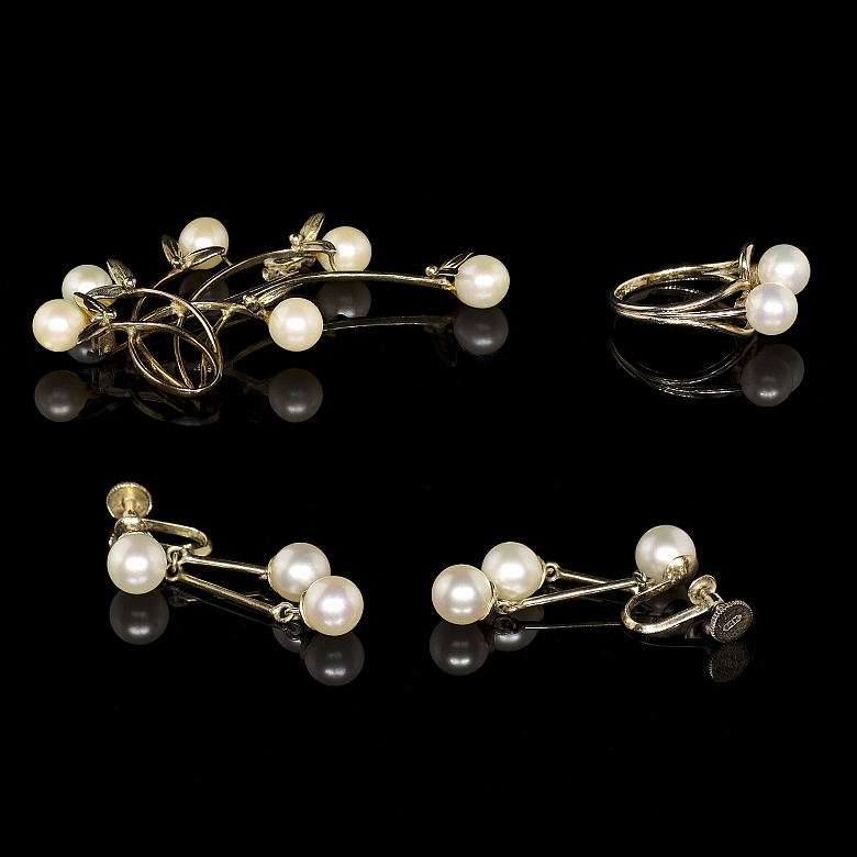 Conjunto de anillo, broche y pendientes de oro amarillo con perlas