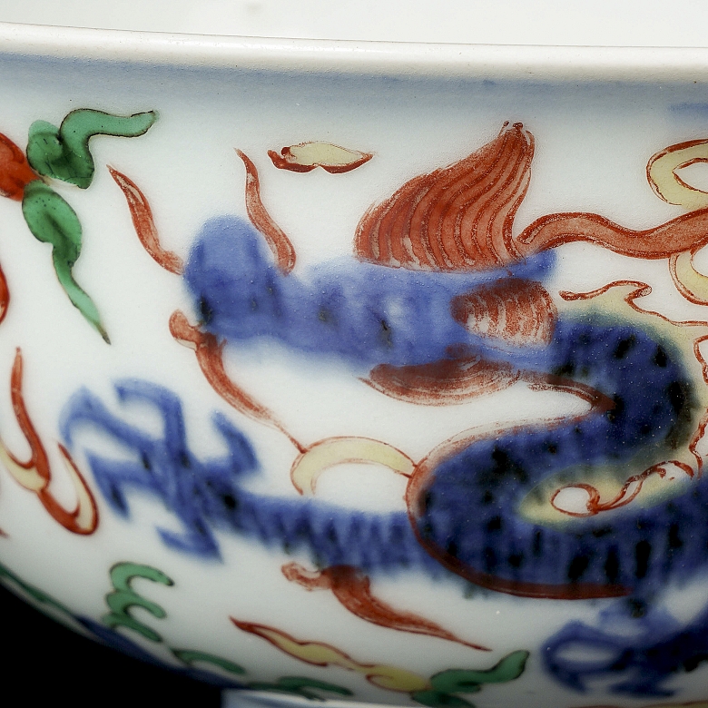 Cuenco de porcelana con esmalte wucai 