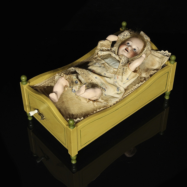 Muñeca autómata de porcelana con cuna, Alemania/Francia, c. 1890-1910