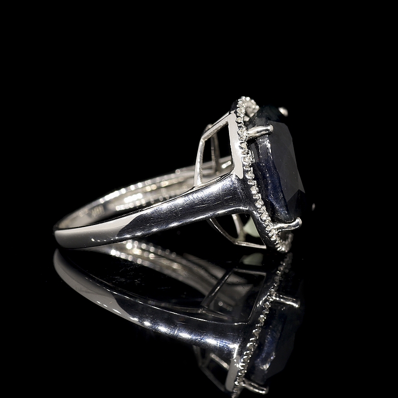 Anillo con zafiro y diamantes en oro blanco de 18k