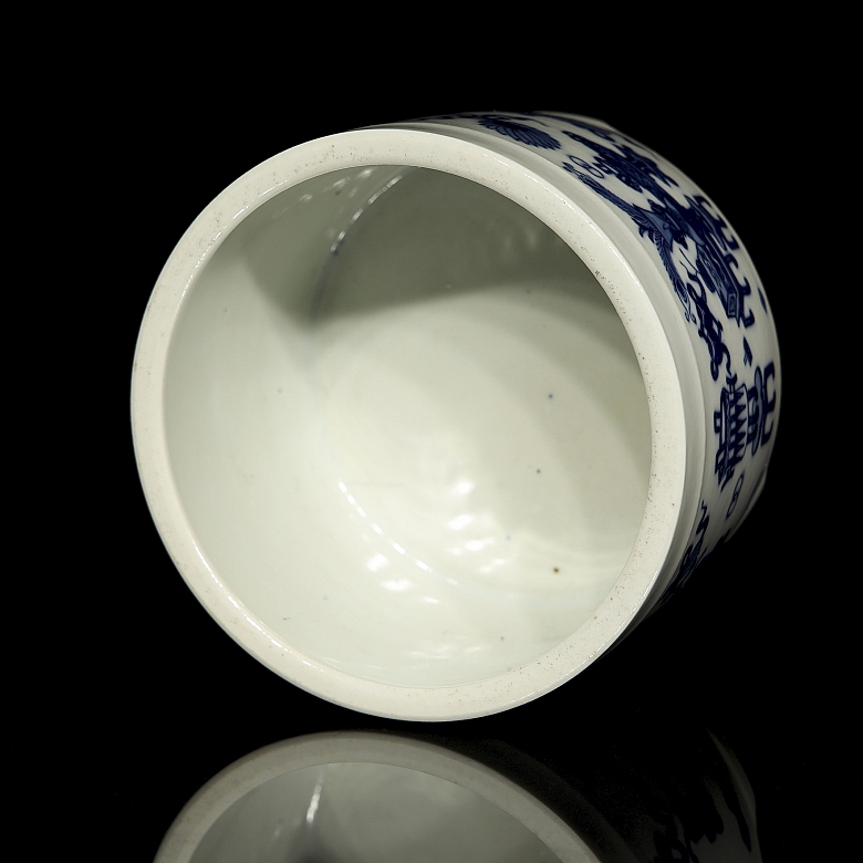 White and blue porcelain brush holder ‘Bogu hua’, with Kangxi seal