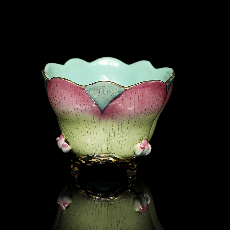 Pequeño cuenco de porcelana esmaltada “Flor”, con sello Qianlong