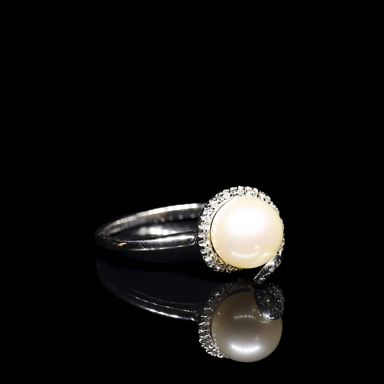 Anillo en oro blanco de 18K con perla y diamantes
