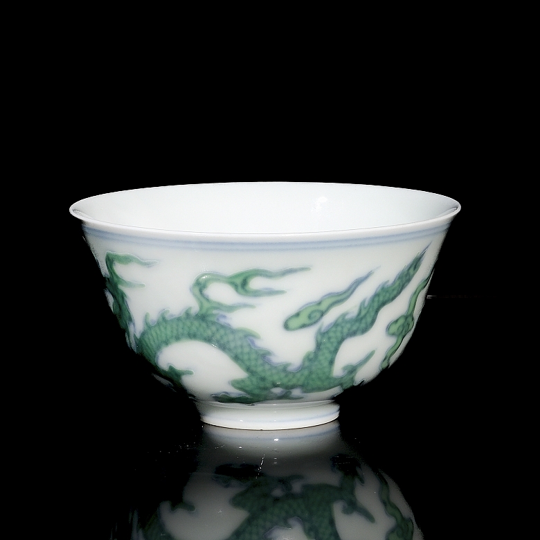 Glazed porcelain cup ‘Dragon with pearl’, with Chenghua mark