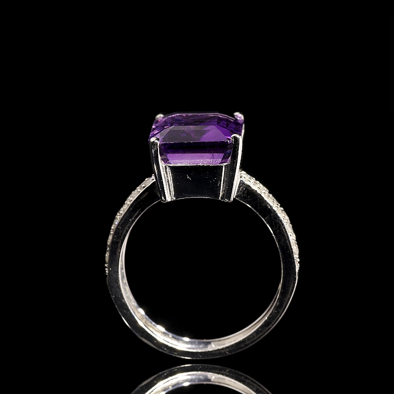 Anillo de oro blanco de 18K con amatista y diamantes