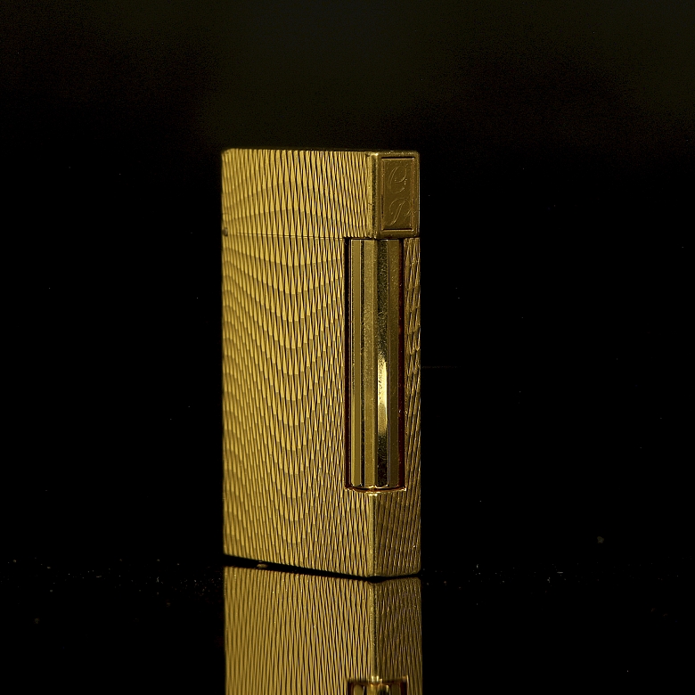 Gold-plated S.T. Dupont lighter, 20th century