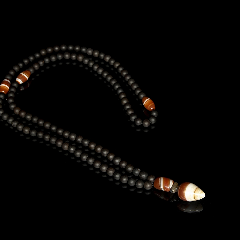 Collar de ciento ocho cuentas de ágata negra y Dzi, dinastía Liao