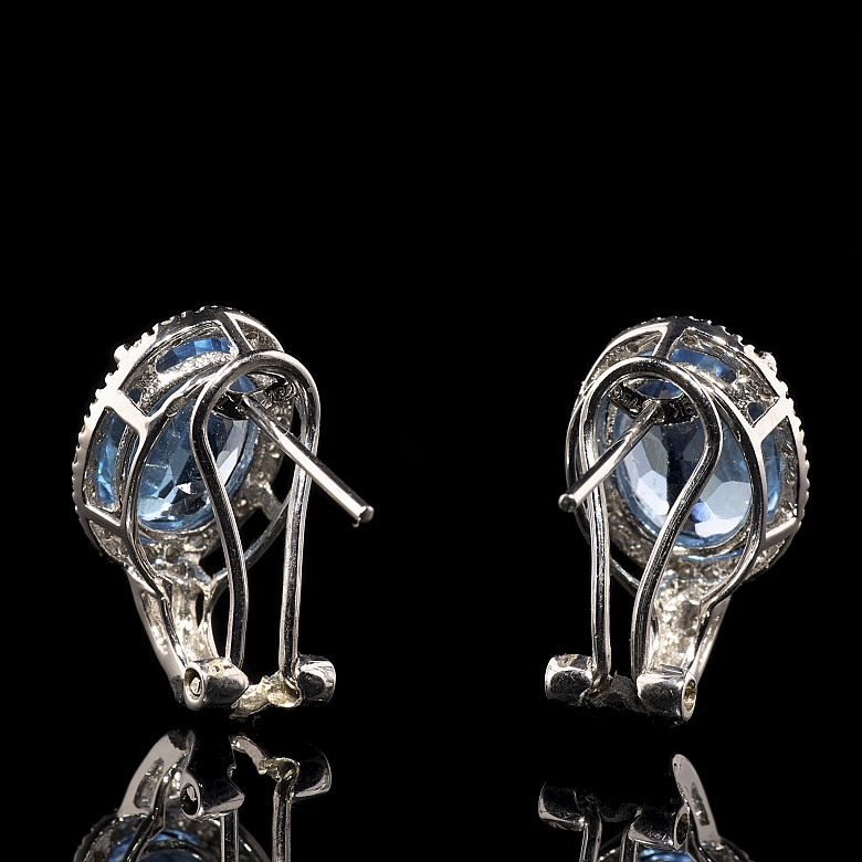 Pendientes en oro blanco de 18 kt con topacios y diamantes