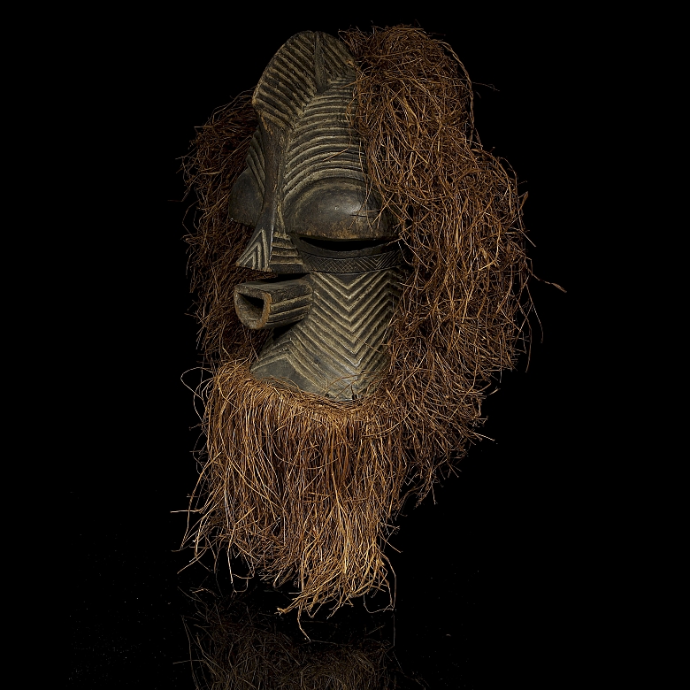 Máscara femenina Kifwebe con atuendo de rafia, Songye, R.D. del Congo, s.XX