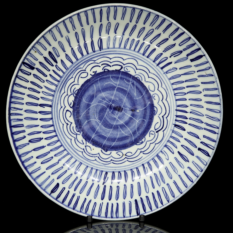 Dos platos de porcelana esmaltada en azul y blanco, dinastía Qing