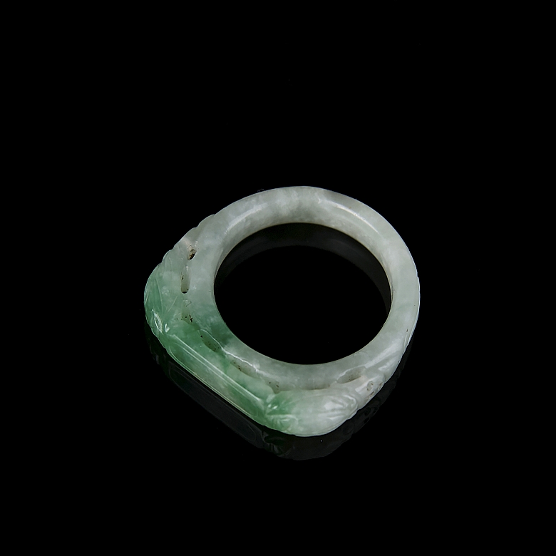 Carved jadeite ring, Qing dynasty