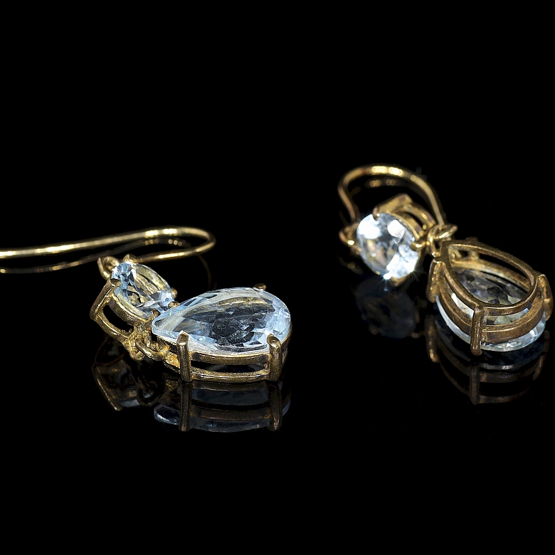 Pendientes de oro amarillo con piedras azules