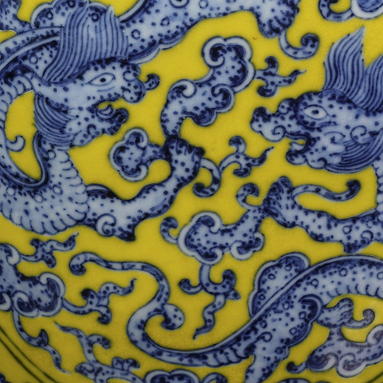 Jarrón de porcelana en azul y amarillo 