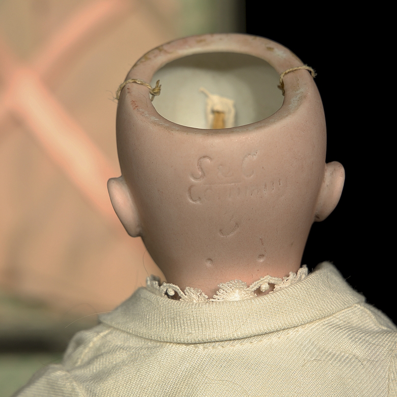 Muñeca con baúl 