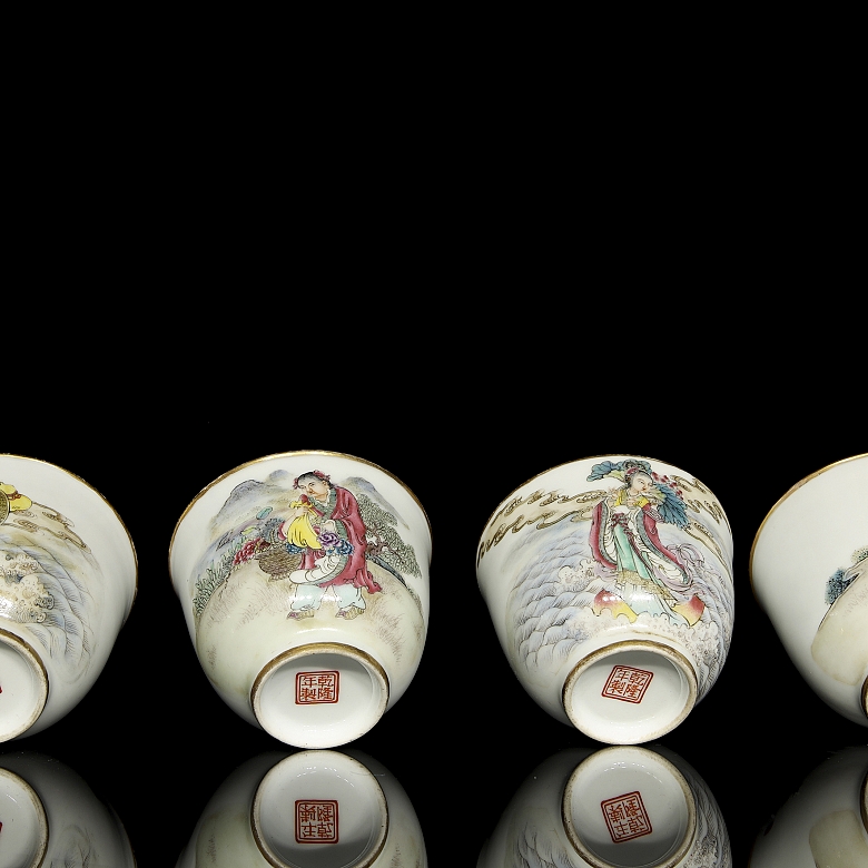 Ocho tazas de porcelana 
