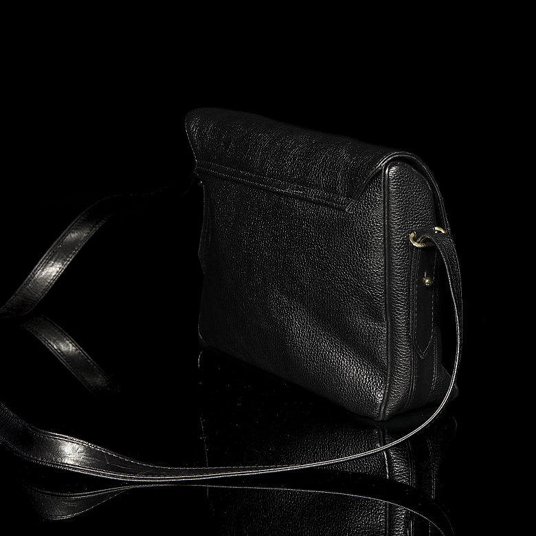 Nina Ricci “Bandolera negra”