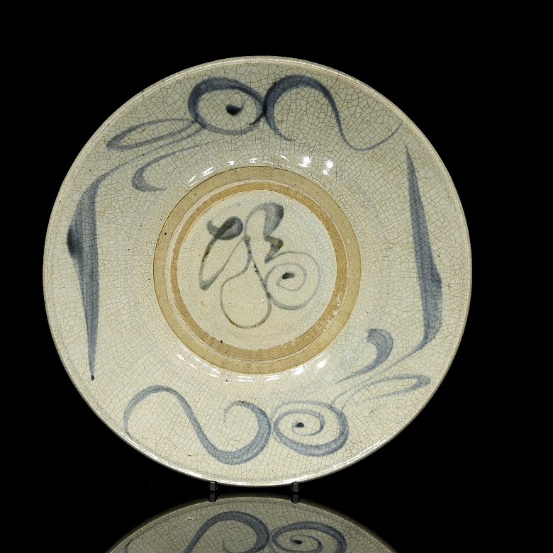 Large glazed ceramic plate, Ming dynasty