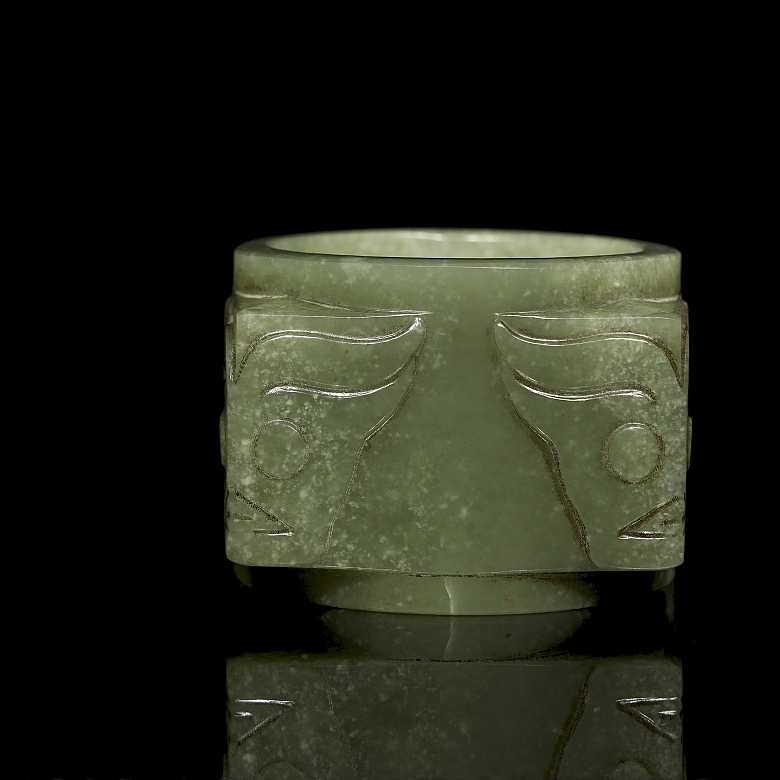 Cong de jade tallado