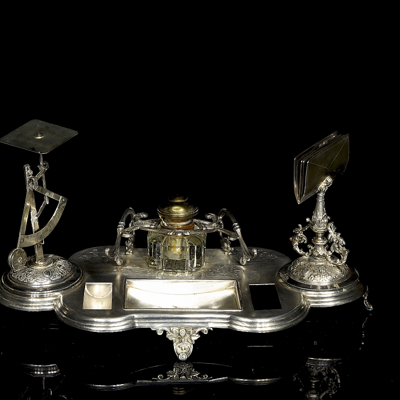 Completo juego de escribanía en metal plateado, pps. s.XX