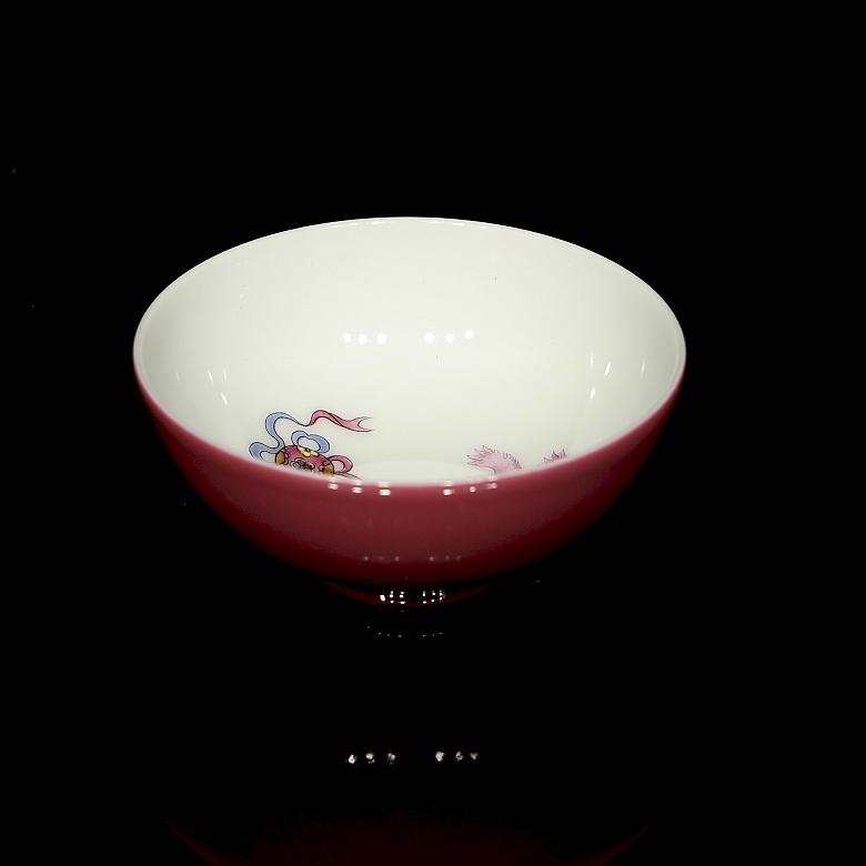 Pequeña taza de porcelana esmaltada