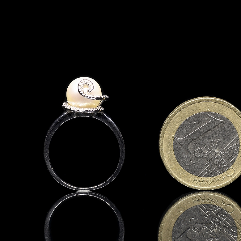 Anillo en oro blanco de 18K con perla y diamantes