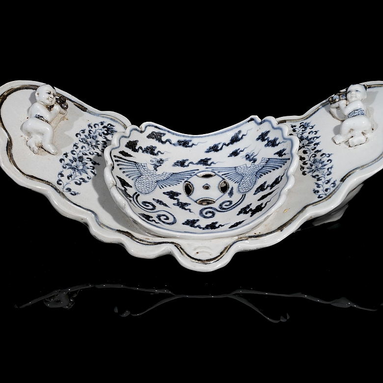 Blue and white porcelain cushion ‘Phoenix and children’, Yuan style