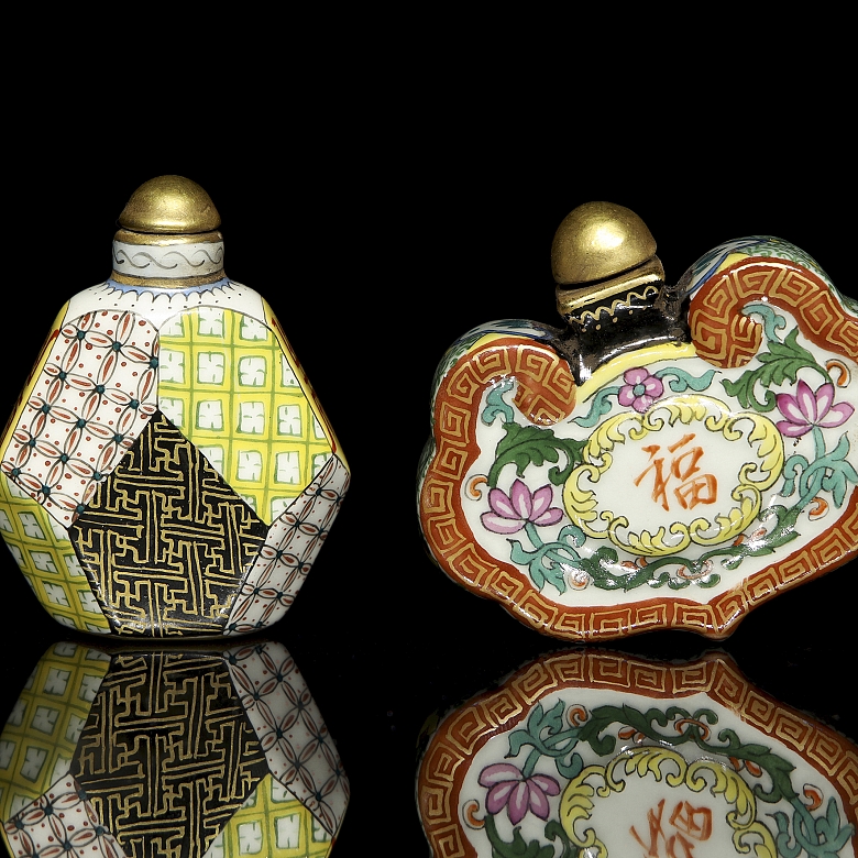 Pareja de botellas de rapé de porcelana esmaltada, con sello Qianlong
