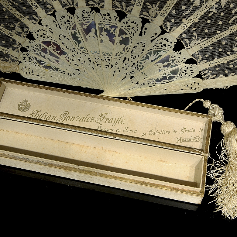 Abanico de hueso con encaje blanco. s.XIX
