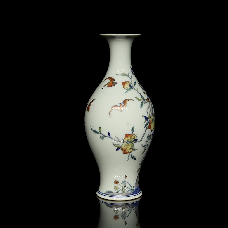 Porcelain vase ‘Peaches and bats’, with Yongzheng mark