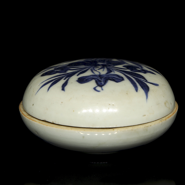 Caja de porcelana blanca y azul 