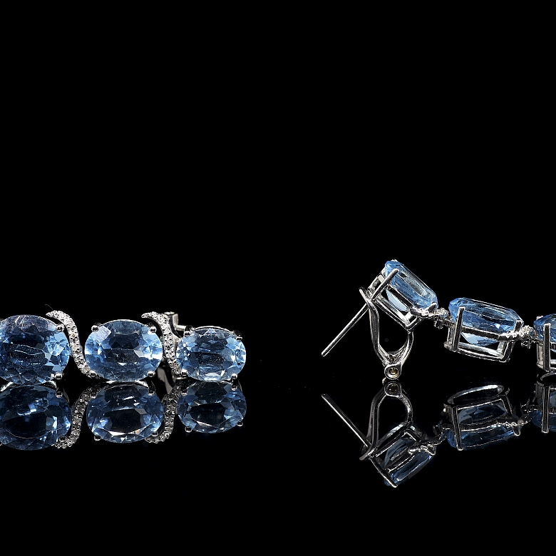 Conjunto de anillo y pendientes en oro blanco de 18k con topacios