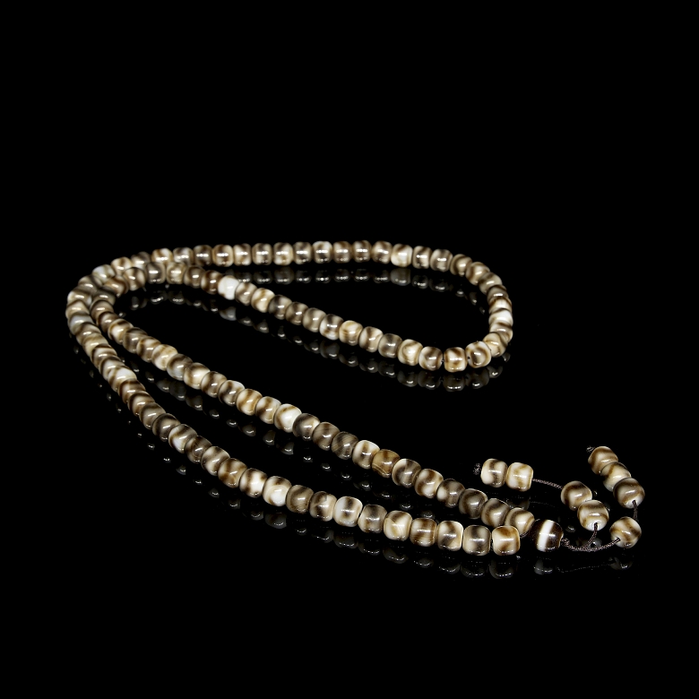‘Mala’ necklace with agate beads, Tang style