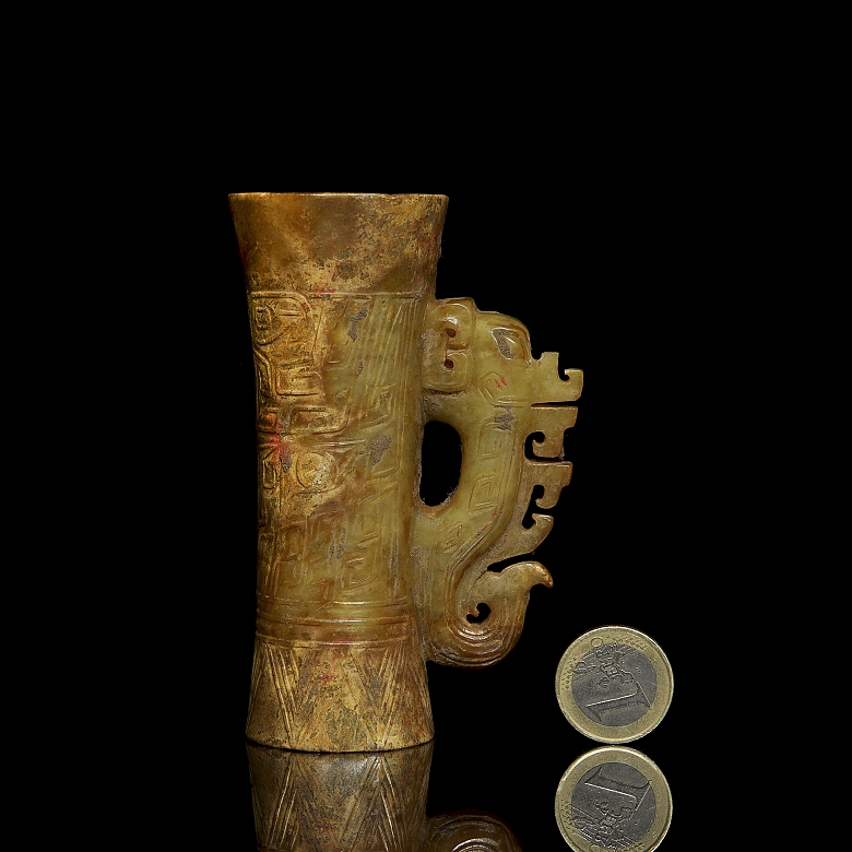 Copa de jade amarillo tallado 