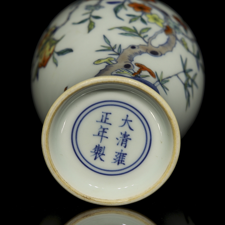 Porcelain vase ‘Peaches and bats’, with Yongzheng mark