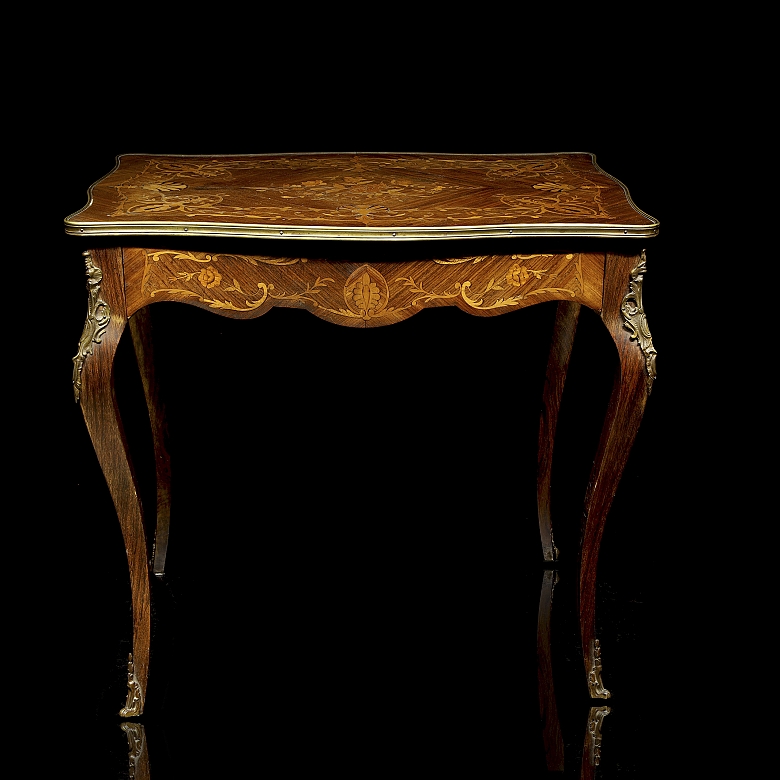 Mesa estilo Luis XV con marquetería, med. s.XX