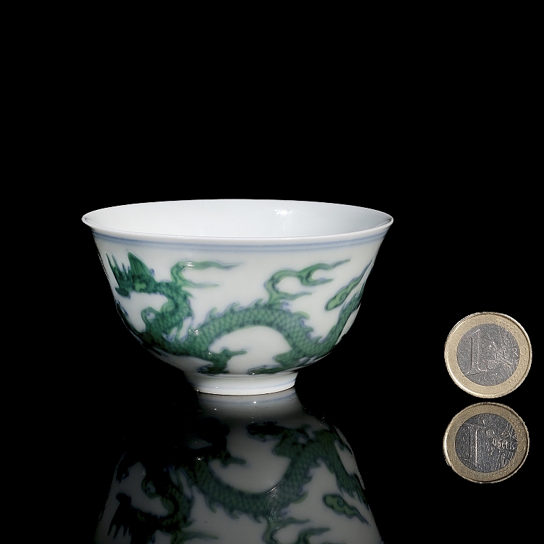 Glazed porcelain cup ‘Dragon with pearl’, with Chenghua mark