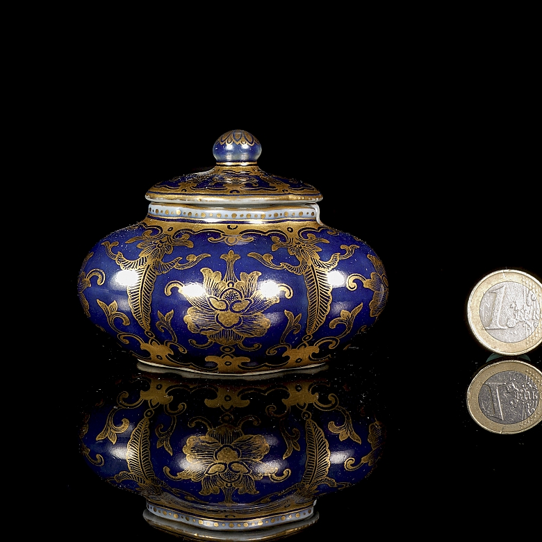 Small porcelain water container ‘Lotus’, with Qianlong mark
