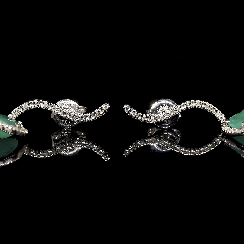 Pendientes de oro blanco de 18 kt con esmeraldas y diamantes