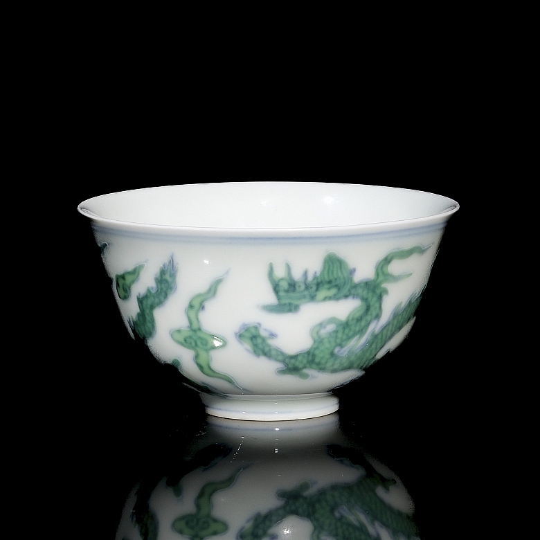 Glazed porcelain cup ‘Dragon with pearl’, with Chenghua mark