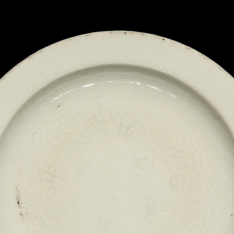 Plato de cerámica con vidriado blanco, dinastía Qing