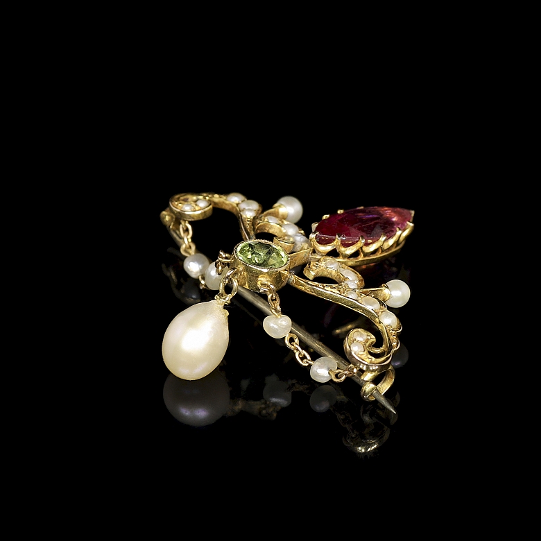Broche-colgante de oro amarillo con turmalina, peridoto y perlas